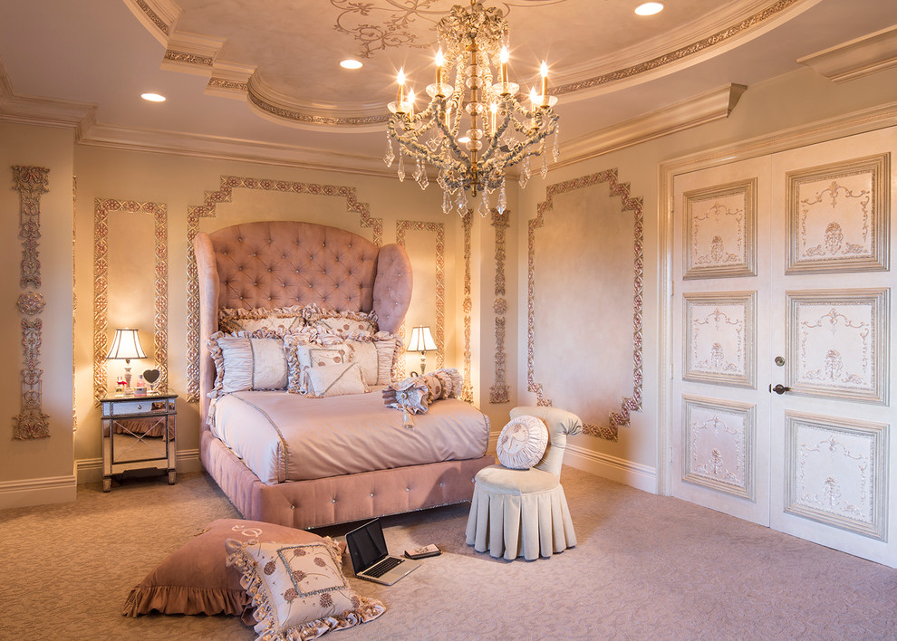 マイアミにある広いシャビーシック調のおしゃれな主寝室 (マルチカラーの壁、カーペット敷き、ピンクの床、暖炉なし) のインテリア