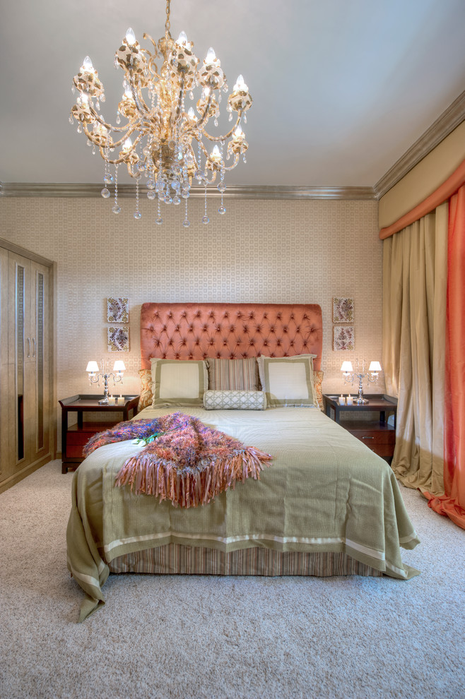На фото: большая хозяйская спальня в стиле шебби-шик с бежевыми стенами, ковровым покрытием и бежевым полом