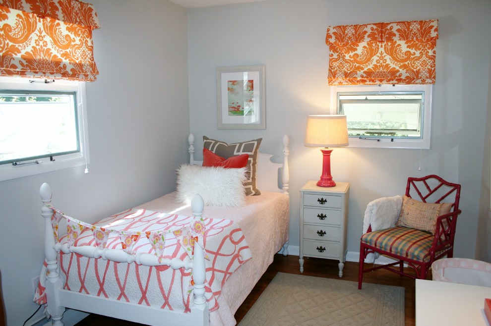 Imagen de habitación de invitados clásica renovada pequeña sin chimenea con paredes grises y suelo de madera en tonos medios