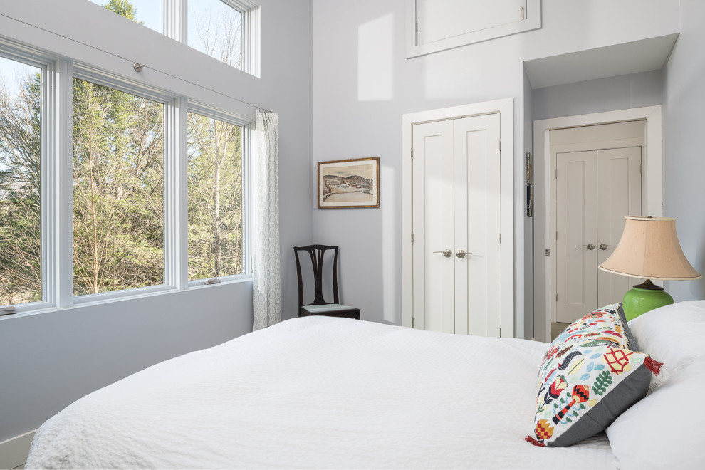 Свежая идея для дизайна: маленькая гостевая спальня (комната для гостей) в стиле модернизм с серыми стенами для на участке и в саду - отличное фото интерьера
