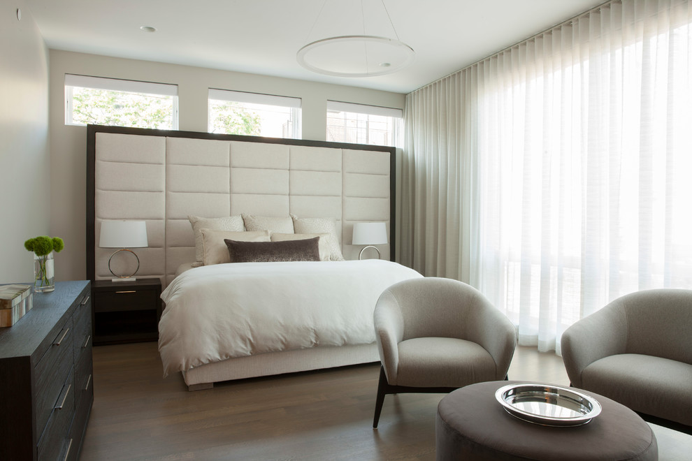 Стильный дизайн: хозяйская спальня в современном стиле с темным паркетным полом и коричневым полом без камина - последний тренд