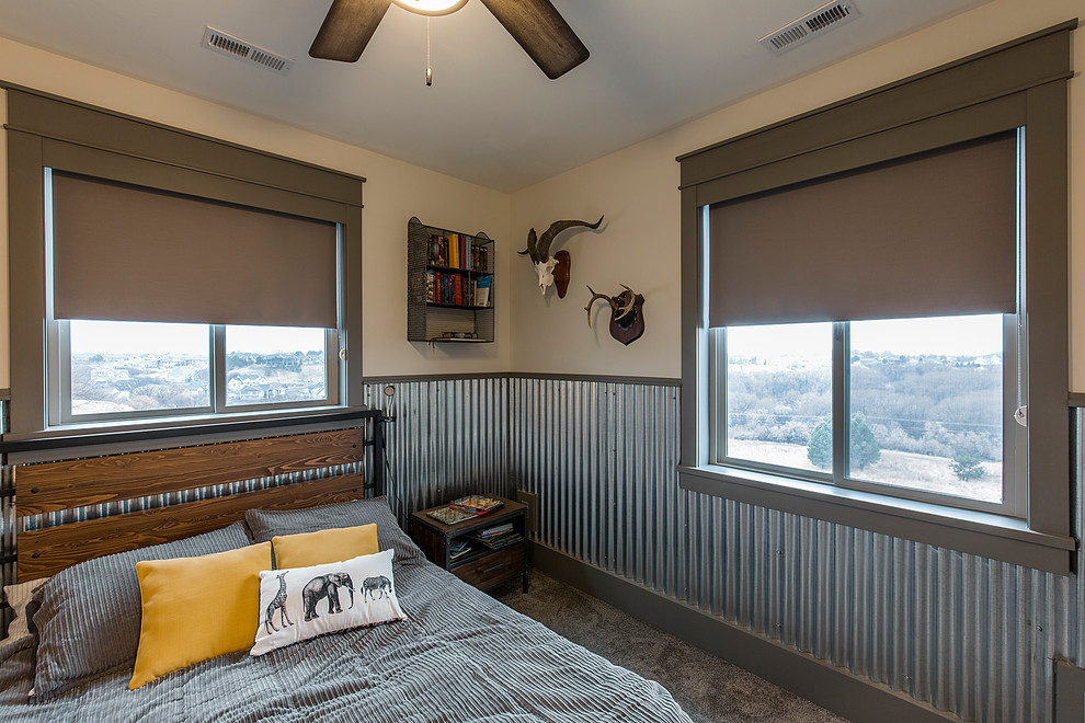 Пример оригинального дизайна: гостевая спальня среднего размера, (комната для гостей) в стиле кантри с бежевыми стенами, ковровым покрытием и серым полом без камина