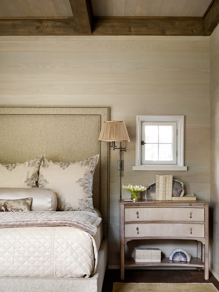 Bild på ett vintage sovrum, med beige väggar, mörkt trägolv och brunt golv