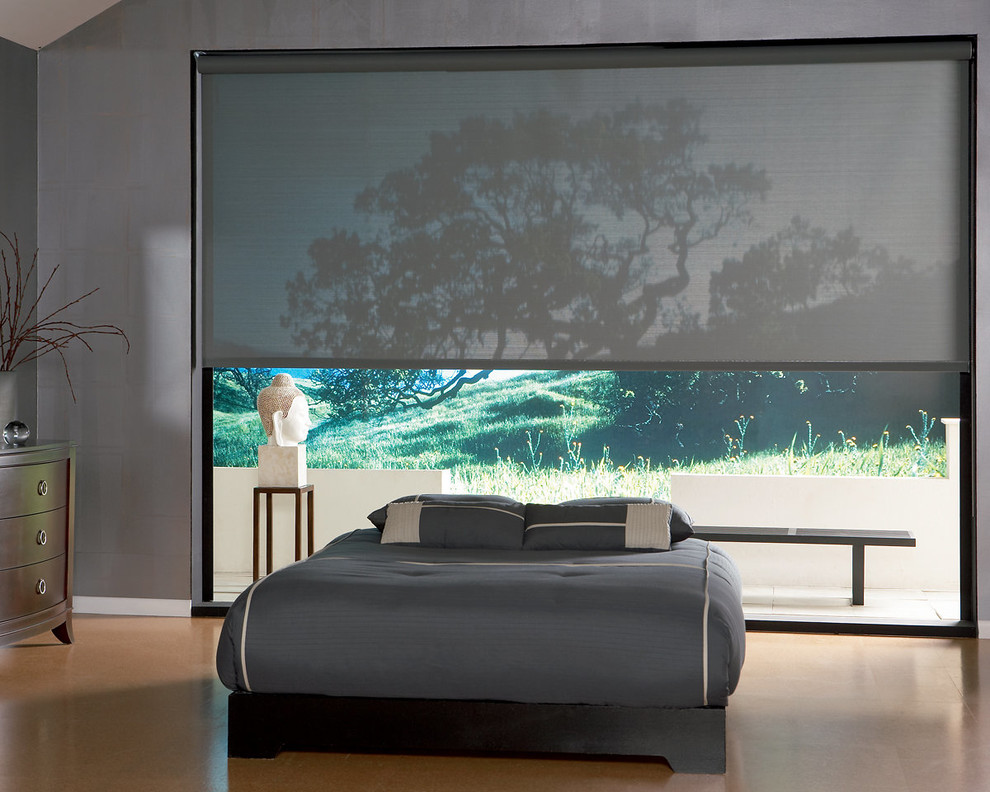 Идея дизайна: большая хозяйская спальня в современном стиле с серыми стенами, полом из ламината и оранжевым полом без камина