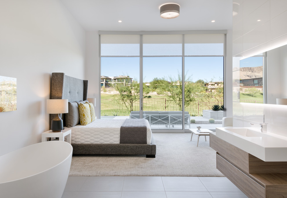 Diseño de dormitorio principal moderno grande sin chimenea con paredes blancas y moqueta