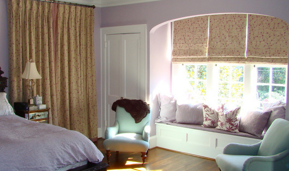 Klassisches Schlafzimmer mit lila Wandfarbe und hellem Holzboden in Atlanta