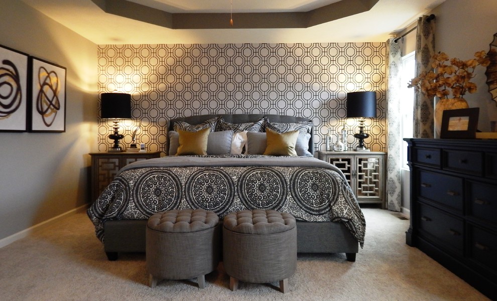 На фото: большая хозяйская спальня в стиле неоклассика (современная классика) с серыми стенами и ковровым покрытием с