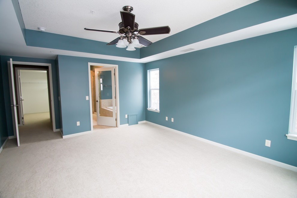 Foto di una camera matrimoniale classica di medie dimensioni con pareti blu e moquette