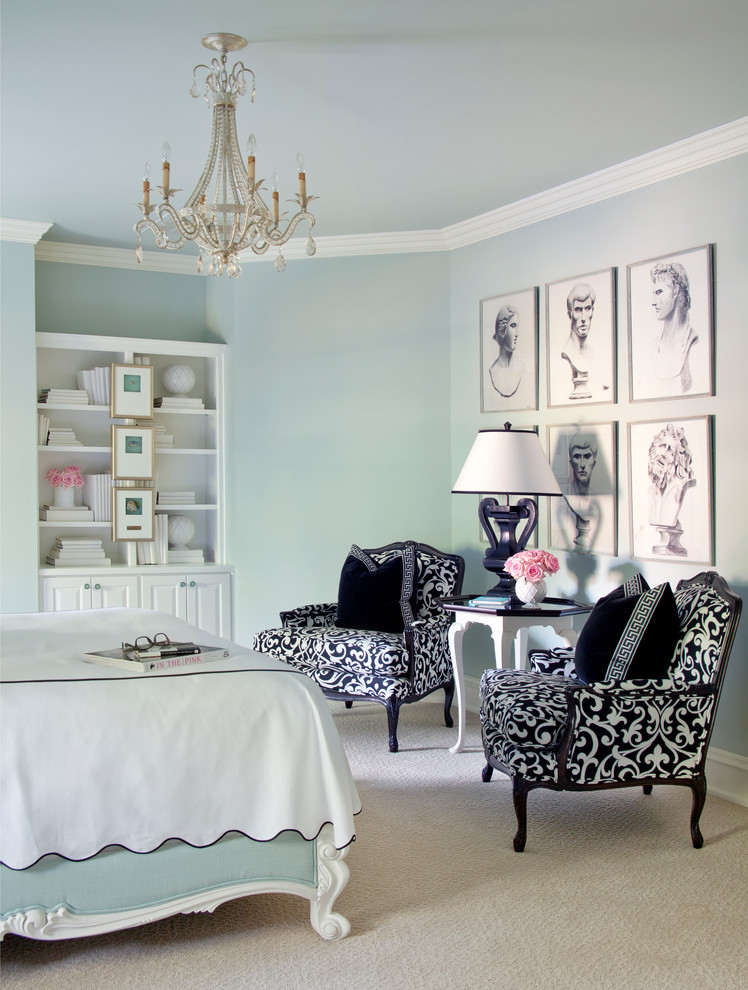 Imagen de habitación de invitados clásica renovada grande sin chimenea con paredes azules y moqueta