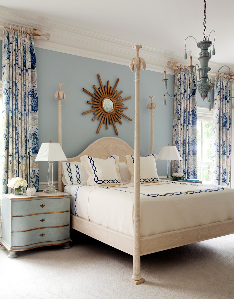 Immagine di una grande camera matrimoniale classica con pareti blu e moquette