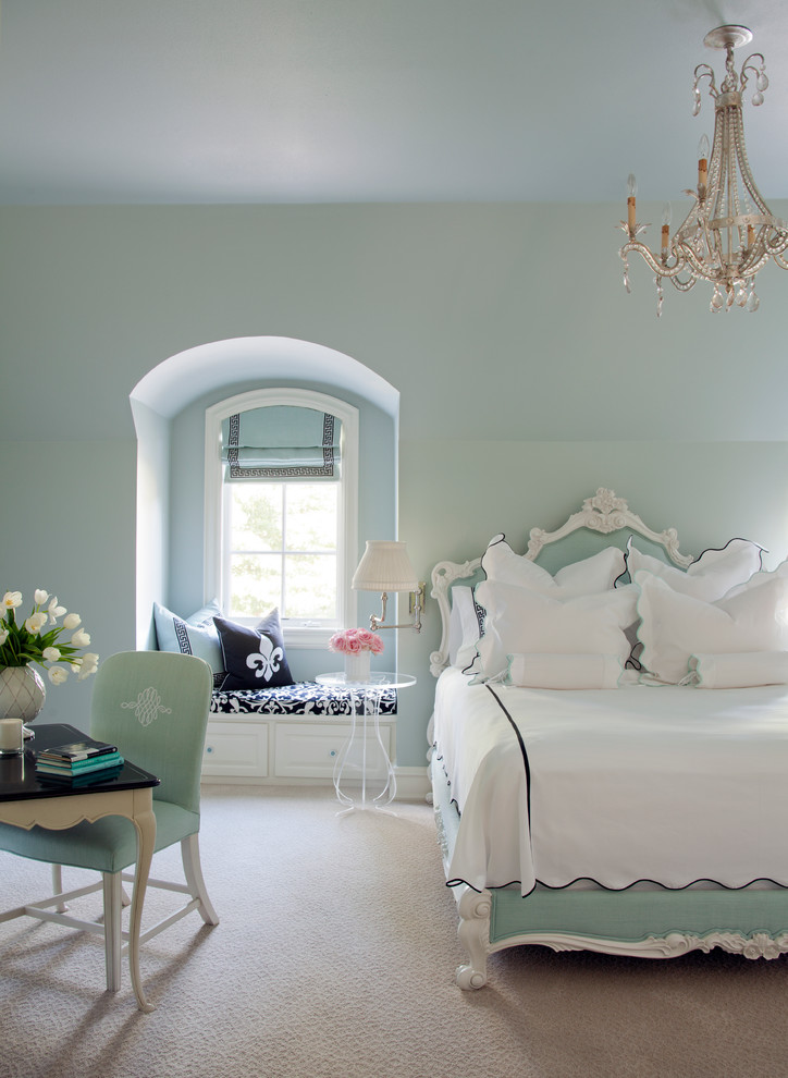 На фото: большая гостевая спальня (комната для гостей) в стиле неоклассика (современная классика) с синими стенами и ковровым покрытием без камина