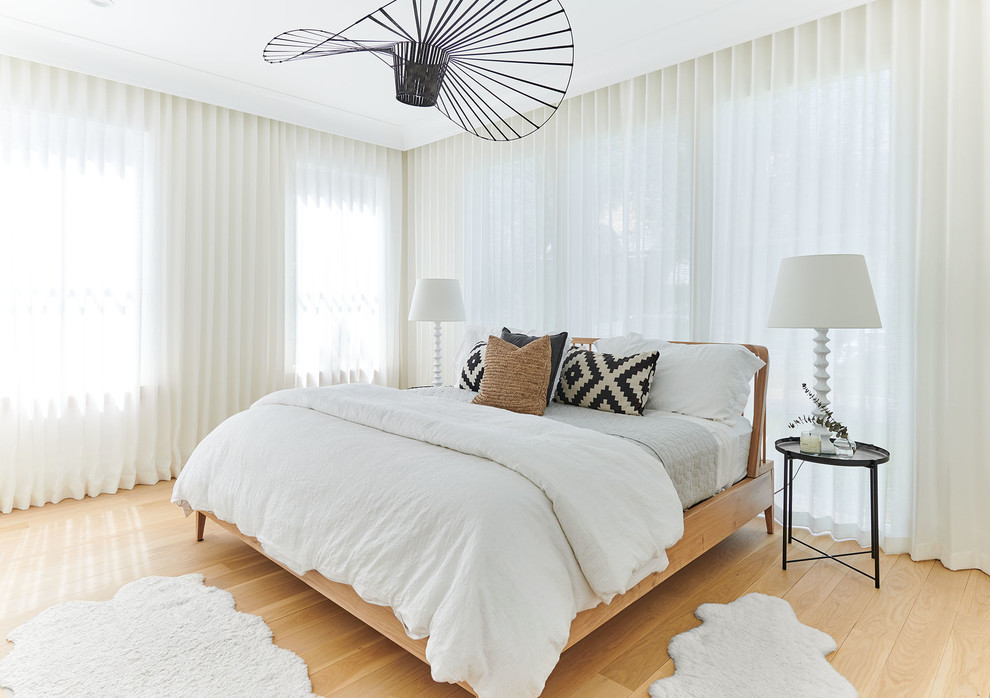 ニューヨークにあるトランジショナルスタイルのおしゃれな寝室 (淡色無垢フローリング、ベージュの床) のレイアウト