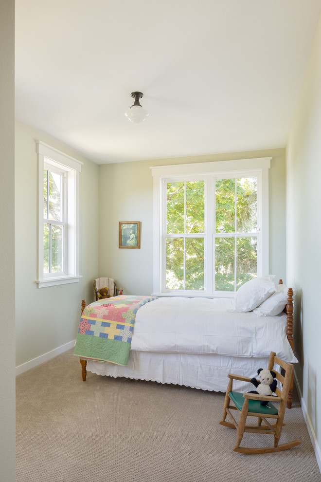 Aménagement d'une petite chambre campagne avec un mur vert et aucune cheminée.