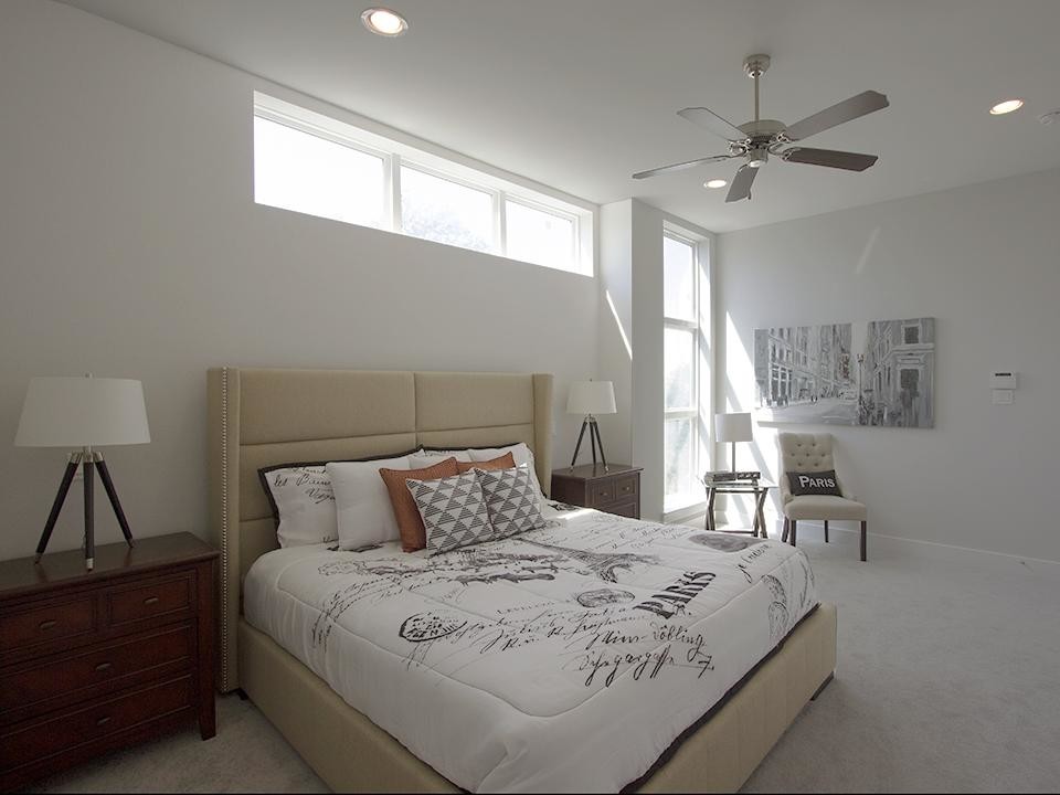 ヒューストンにある広いコンテンポラリースタイルのおしゃれな主寝室 (グレーの壁、カーペット敷き、暖炉なし、グレーの床) のレイアウト