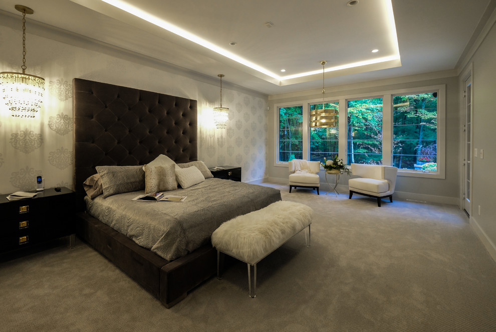 Пример оригинального дизайна: большая хозяйская спальня в стиле неоклассика (современная классика) с серыми стенами, ковровым покрытием и серым полом без камина