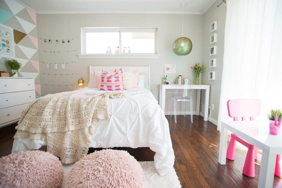 Réalisation d'une chambre d'amis grise et rose vintage de taille moyenne avec un mur gris, parquet foncé et un sol marron.