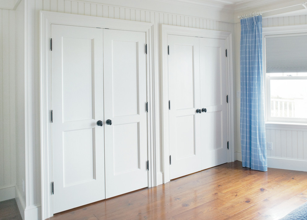 Exemple d'une chambre d'amis craftsman de taille moyenne avec un mur blanc et parquet foncé.
