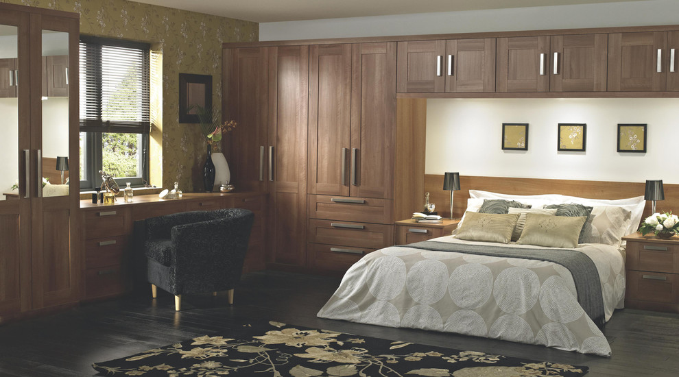 Modelo de dormitorio principal actual grande con paredes blancas y suelo de madera oscura