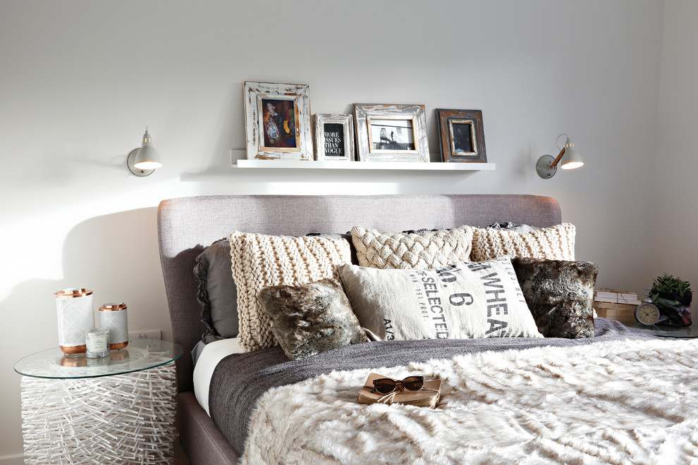 ロンドンにある北欧スタイルのおしゃれな寝室 (白い壁)