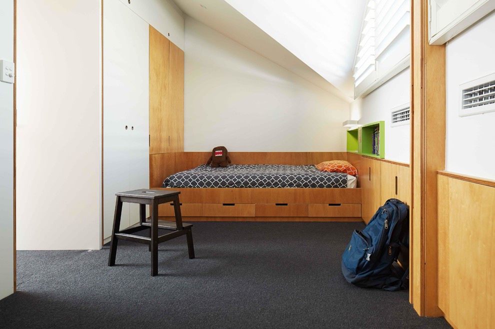 Foto di una camera da letto design di medie dimensioni con pareti bianche, moquette, nessun camino e pavimento grigio