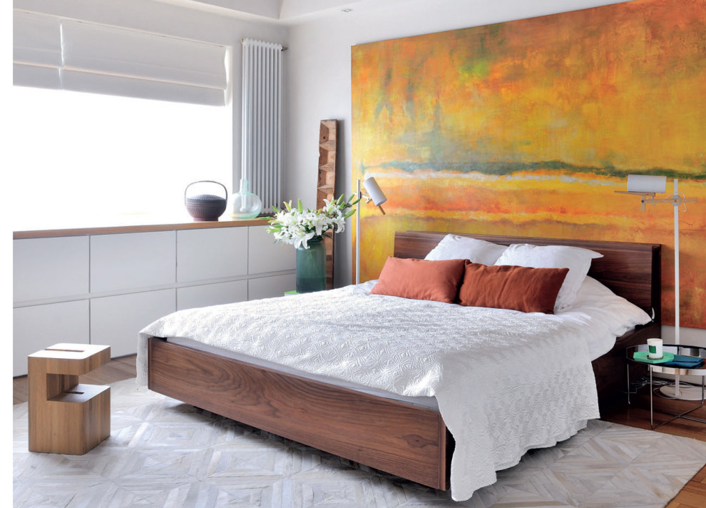 Imagen de dormitorio principal contemporáneo grande con paredes blancas y suelo marrón