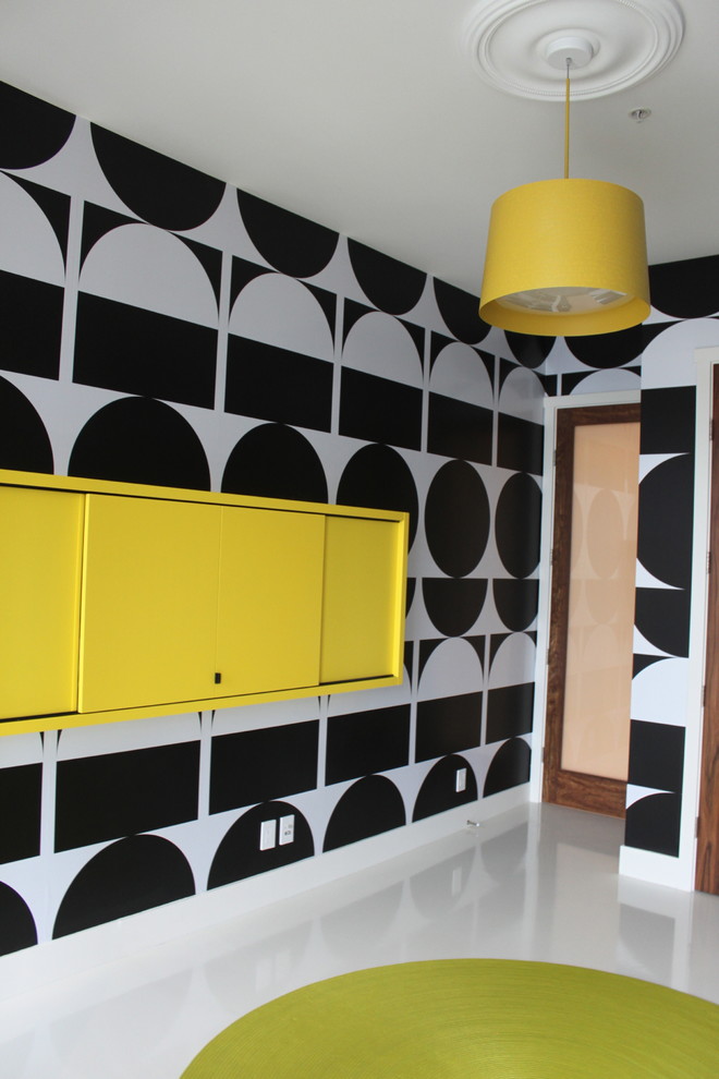 Пример оригинального дизайна: гостевая спальня среднего размера, (комната для гостей) в стиле модернизм с разноцветными стенами, бетонным полом и белым полом