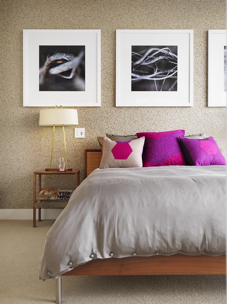 Modernes Schlafzimmer mit beiger Wandfarbe und Teppichboden in Vancouver