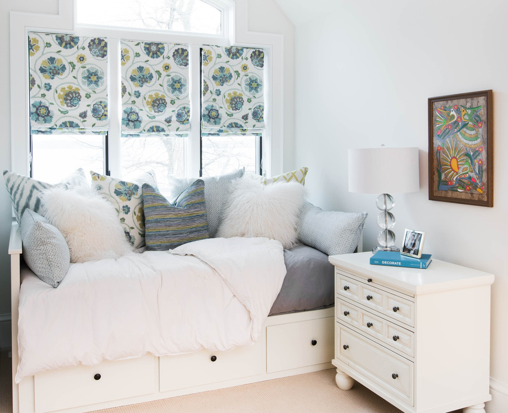 トロントにある小さなトランジショナルスタイルのおしゃれな客用寝室 (白い壁、カーペット敷き、暖炉なし、ベージュの床) のレイアウト