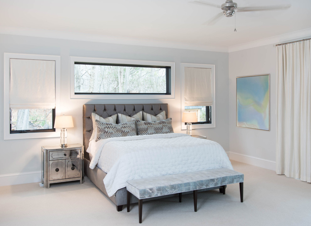 Immagine di una camera degli ospiti chic di medie dimensioni con pareti bianche, moquette, nessun camino e pavimento beige