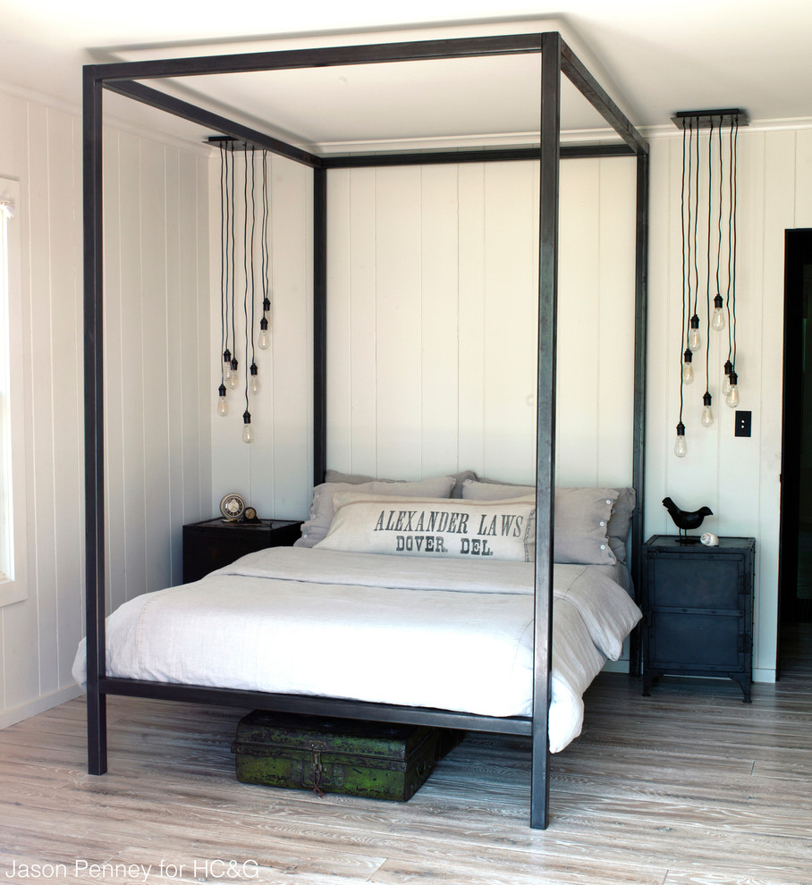 На фото: гостевая спальня (комната для гостей) в морском стиле