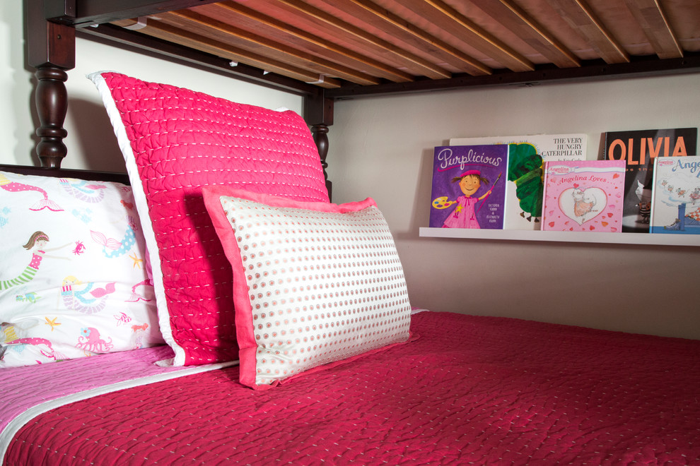 Modelo de dormitorio ecléctico pequeño sin chimenea con paredes grises