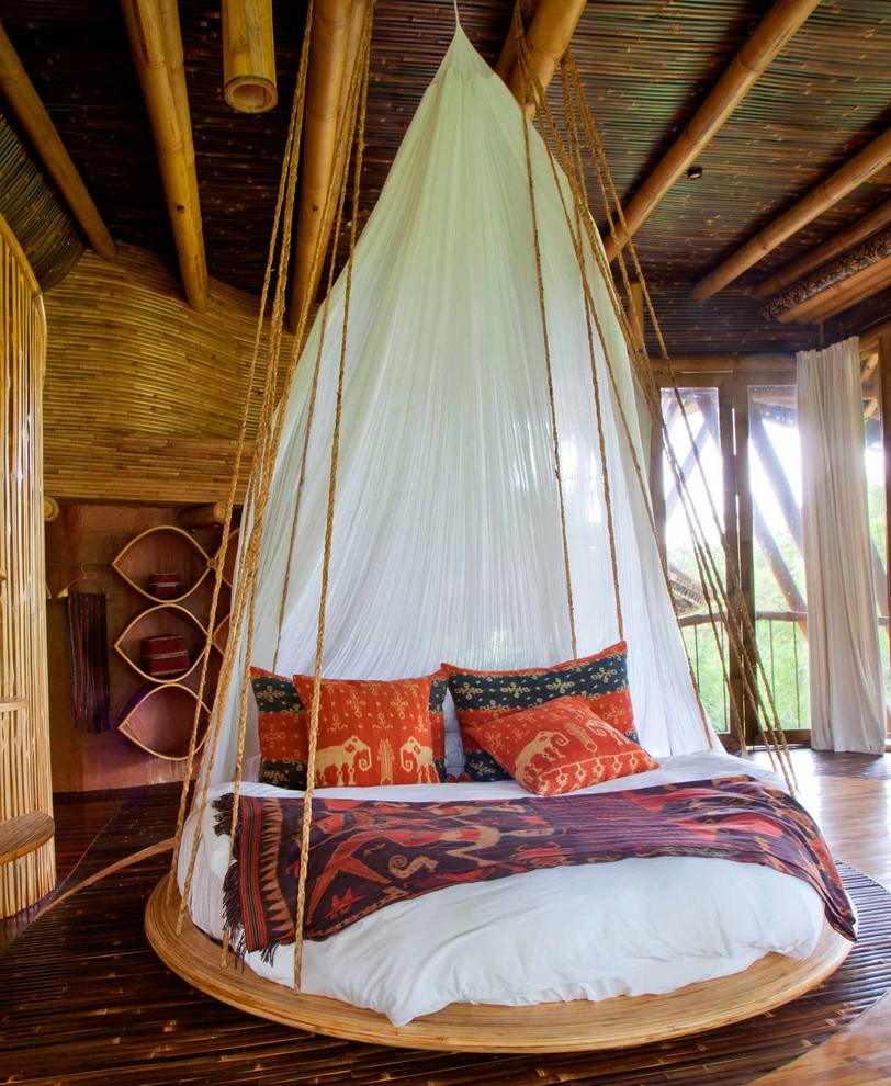 Exempel på ett mellanstort exotiskt gästrum, med bambugolv
