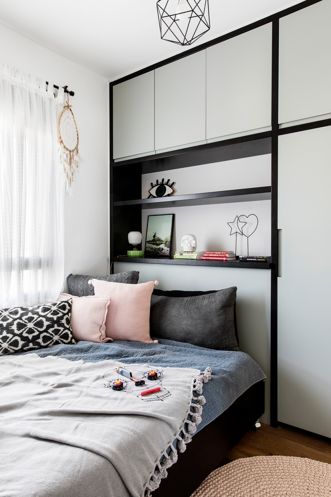 Kleines Eklektisches Schlafzimmer mit weißer Wandfarbe in Sonstige