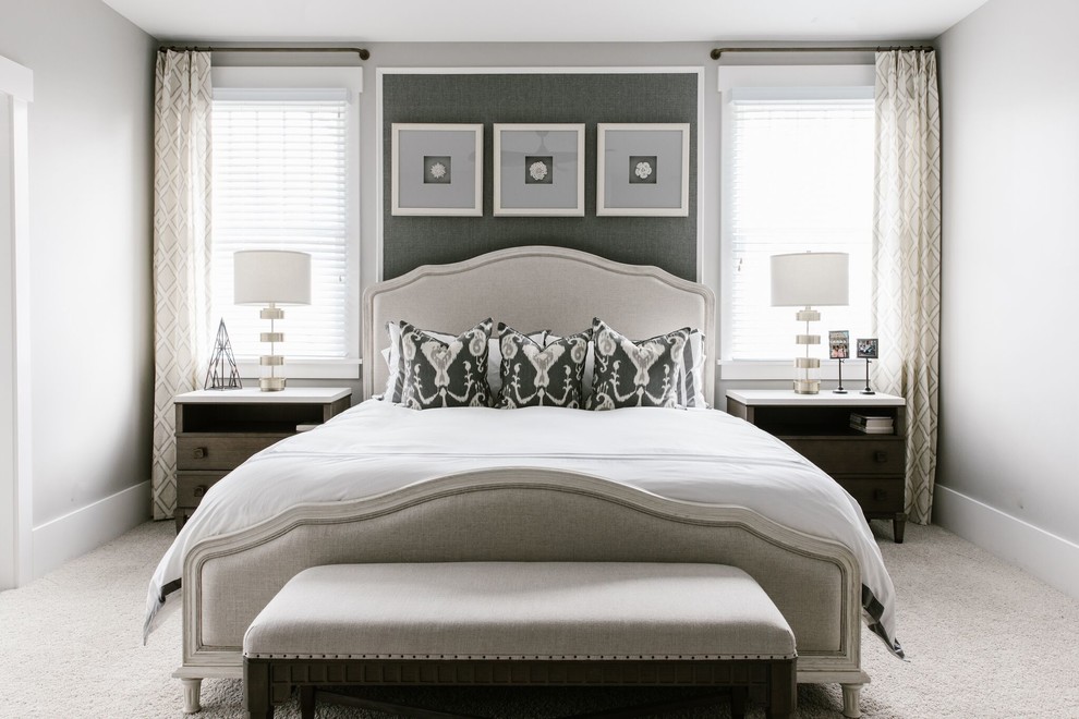 На фото: большая хозяйская спальня в стиле неоклассика (современная классика) с серыми стенами, ковровым покрытием и бежевым полом