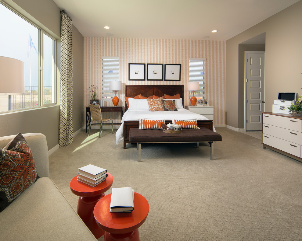 Свежая идея для дизайна: спальня в стиле неоклассика (современная классика) с серыми стенами и ковровым покрытием без камина - отличное фото интерьера