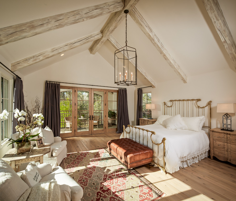 Пример оригинального дизайна: большая хозяйская спальня в классическом стиле с белыми стенами, паркетным полом среднего тона и коричневым полом без камина
