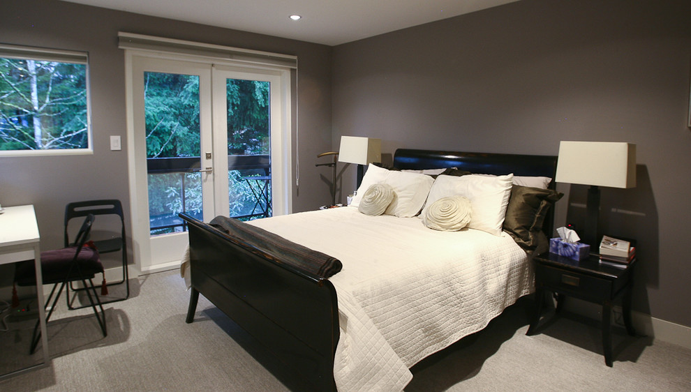 Diseño de dormitorio principal contemporáneo grande sin chimenea con paredes grises, moqueta y suelo beige