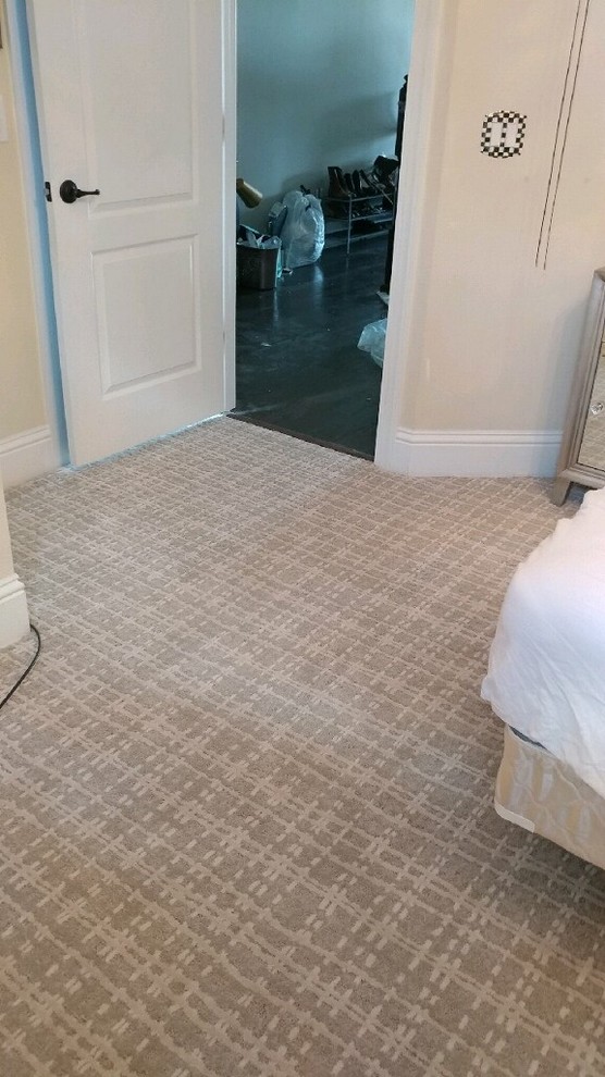 Foto di una camera degli ospiti chic di medie dimensioni con pareti bianche, moquette, nessun camino e pavimento beige