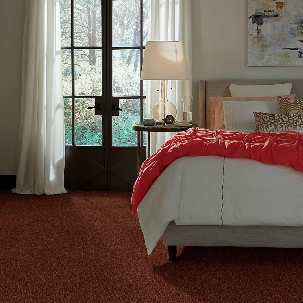 Идея дизайна: хозяйская спальня в стиле неоклассика (современная классика) с серыми стенами, ковровым покрытием и красным полом