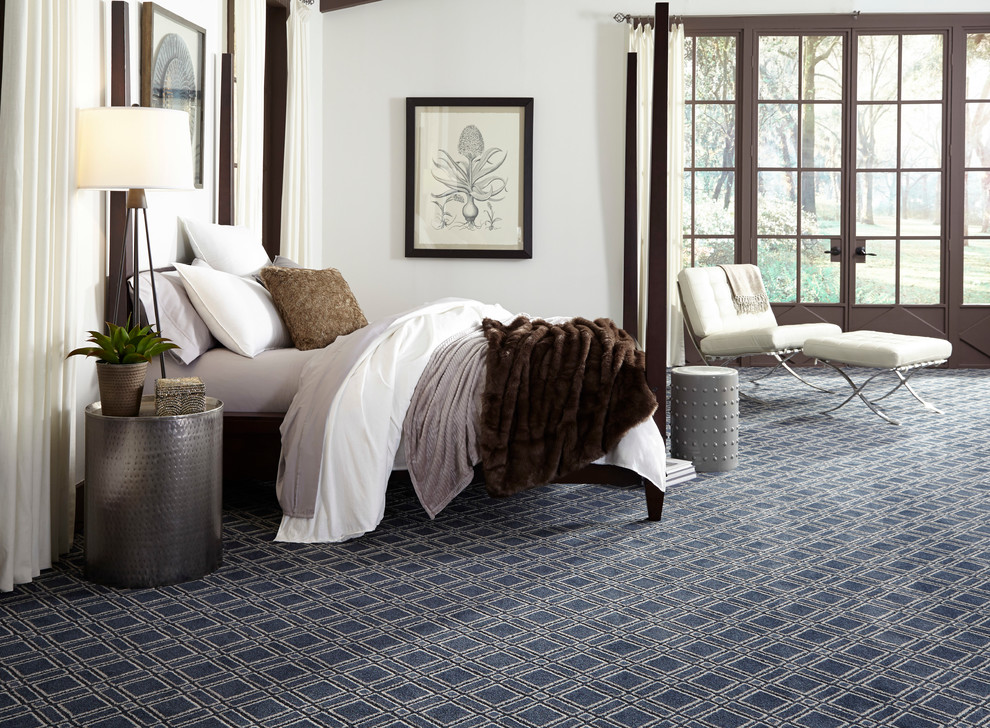 На фото: большая хозяйская спальня в стиле неоклассика (современная классика) с белыми стенами, ковровым покрытием и синим полом с