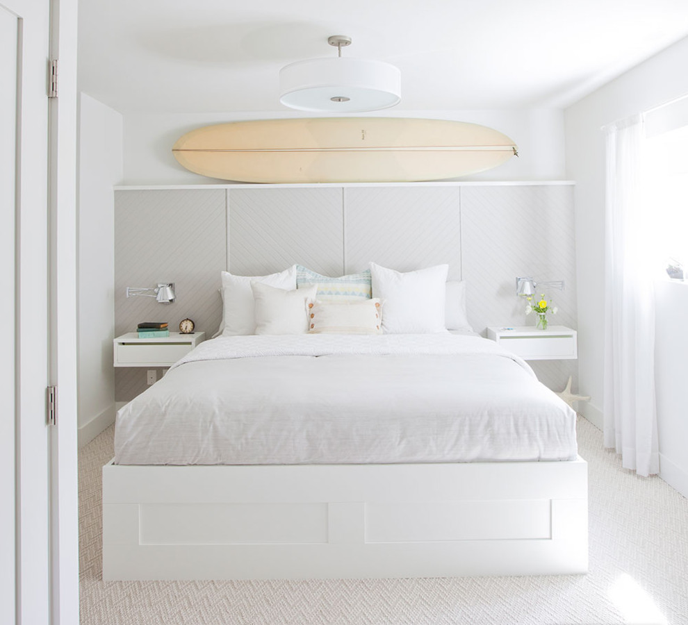 デンバーにあるビーチスタイルのおしゃれな主寝室 (白い壁、カーペット敷き、白い床) のレイアウト