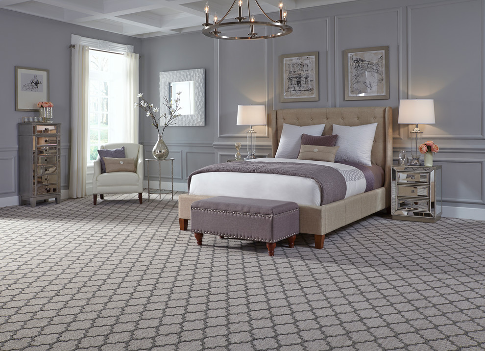 Стильный дизайн: большая хозяйская спальня в стиле неоклассика (современная классика) с серыми стенами, ковровым покрытием и серым полом без камина - последний тренд