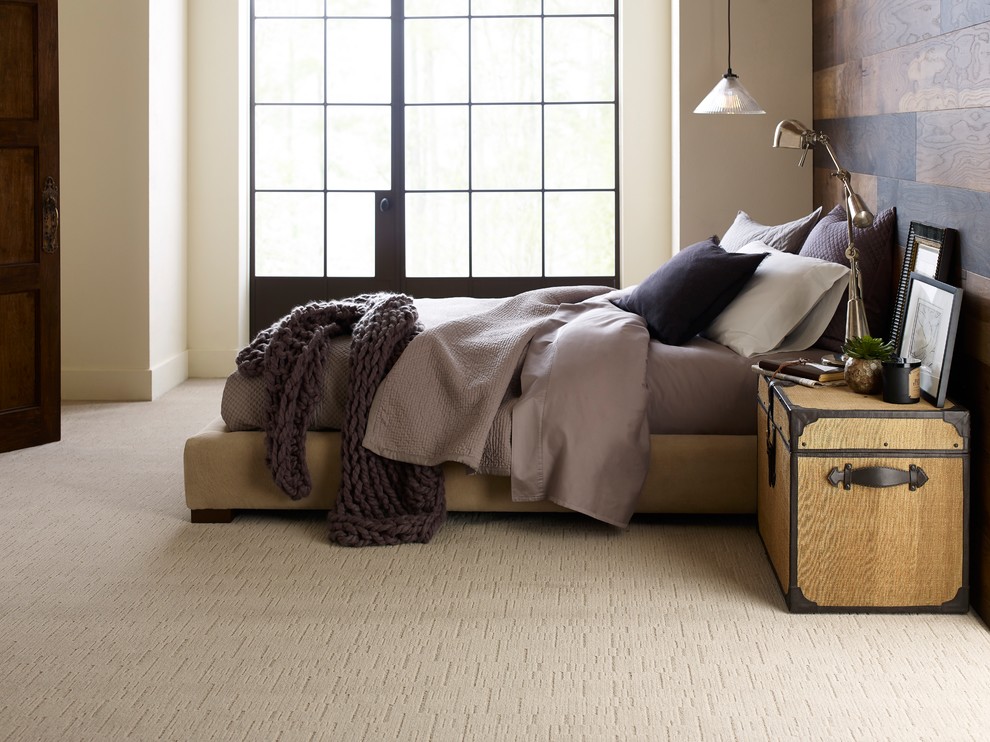 Idées déco pour une chambre avec moquette classique de taille moyenne avec un mur multicolore et un sol beige.