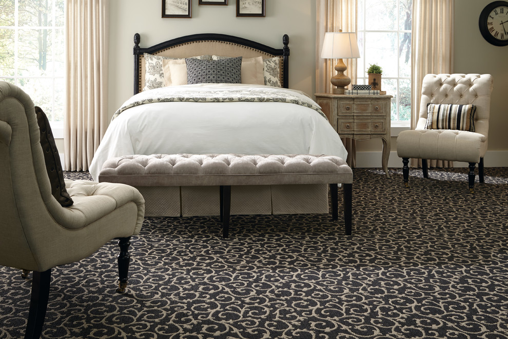 Mittelgroßes Klassisches Hauptschlafzimmer ohne Kamin mit beiger Wandfarbe, Teppichboden und buntem Boden in Orange County