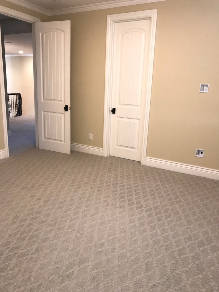 На фото: большая гостевая спальня (комната для гостей) в классическом стиле с коричневыми стенами, ковровым покрытием и белым полом с