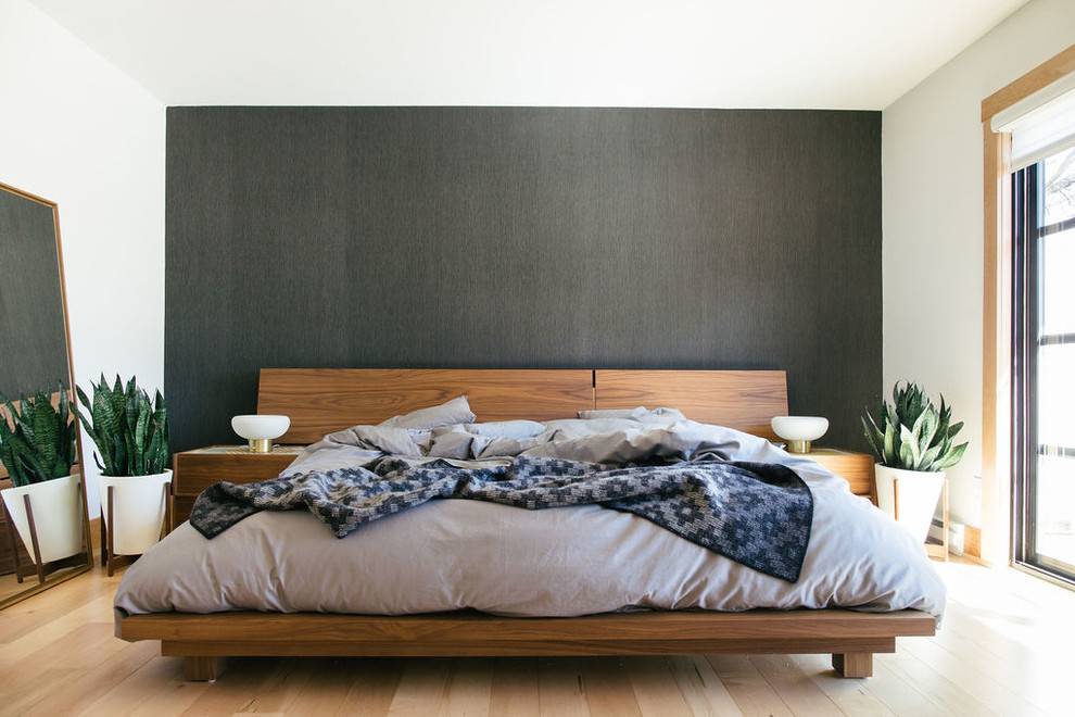 Ispirazione per una camera da letto moderna con pareti grigie, parquet chiaro e pavimento beige
