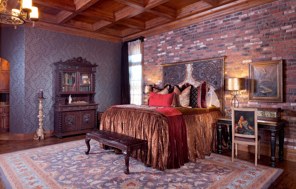 Imagen de dormitorio principal clásico grande con paredes multicolor y suelo de madera en tonos medios