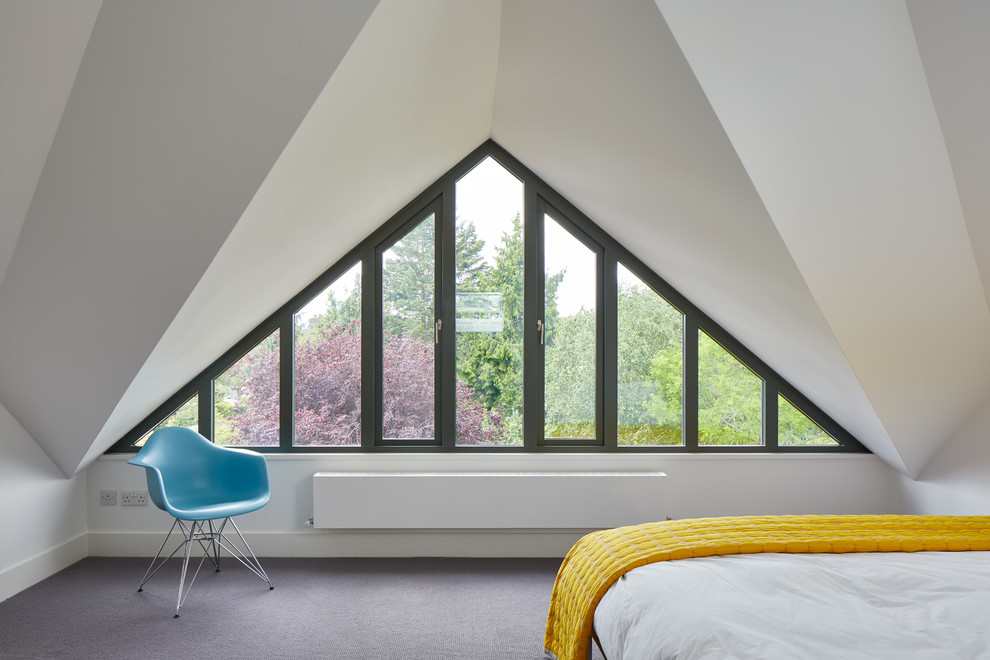 Modernes Schlafzimmer mit weißer Wandfarbe, Teppichboden und grauem Boden in London