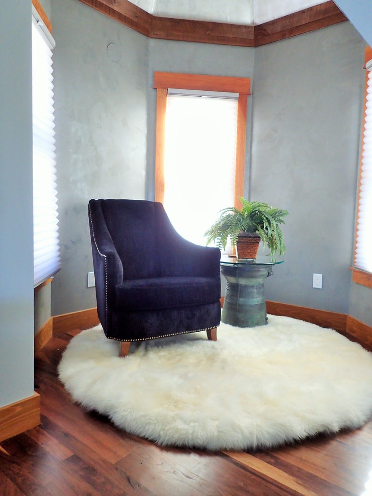Inspiration pour une petite chambre mansardée ou avec mezzanine traditionnelle avec un mur gris et un sol en bois brun.