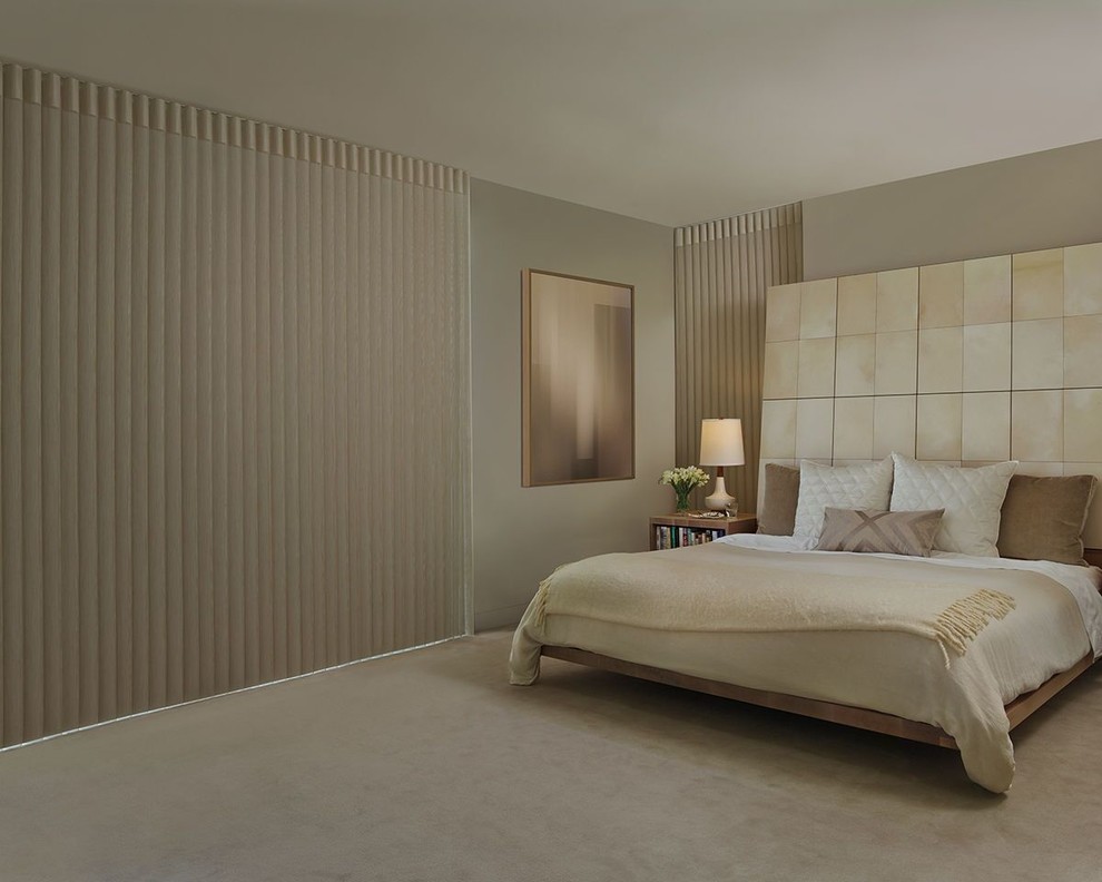 Foto de dormitorio principal contemporáneo grande sin chimenea con paredes beige, moqueta y suelo beige